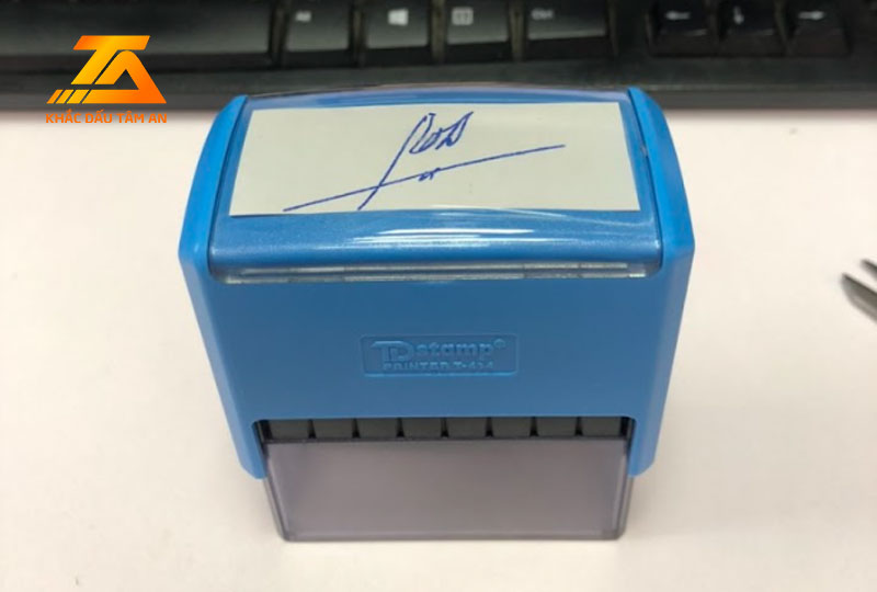 khắc dấu tại Cầu Giấy