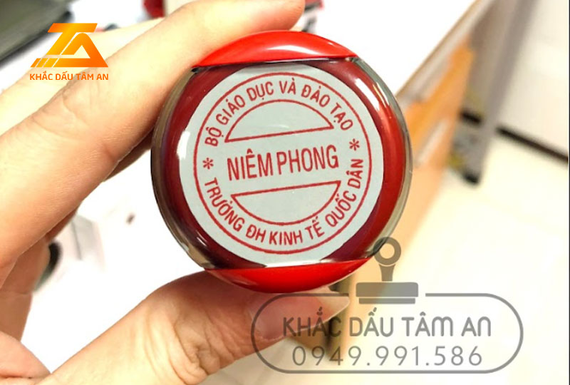 khắc dấu tại Cầu Giấy