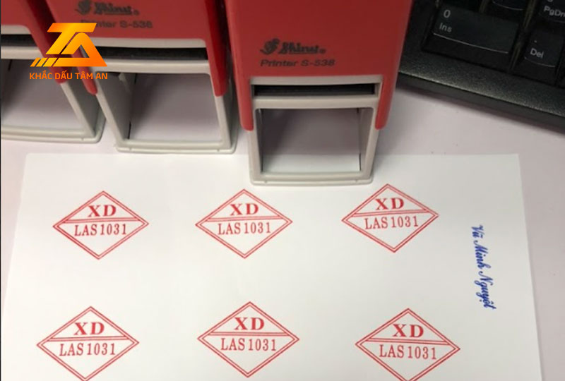 khắc dấu tại Cầu Giấy