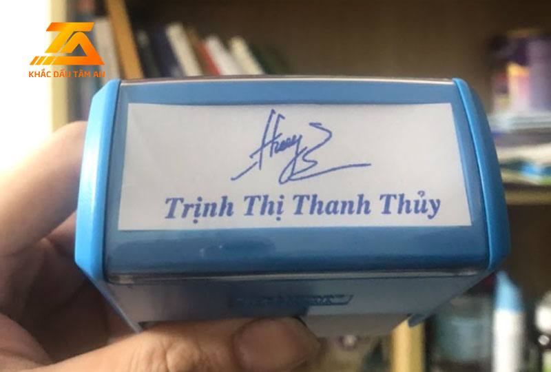 khắc dấu tại Cầu Giấy