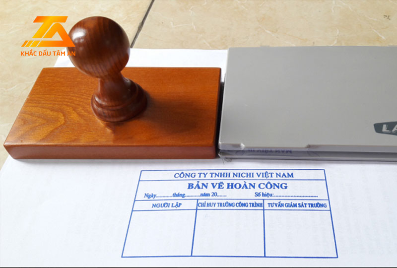 khắc dấu tại Cầu Giấy